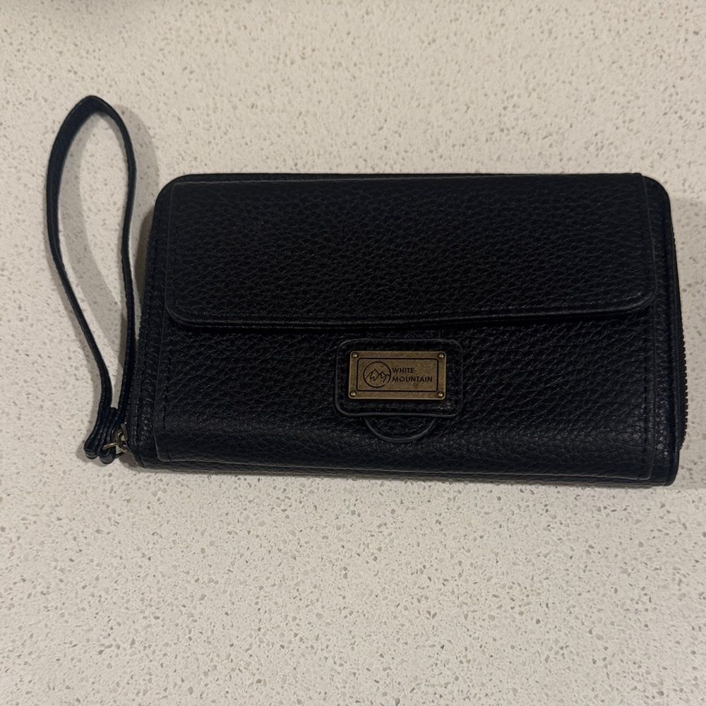 White Mountain Black Faux Pebbled Leather Wristlet Wallet Zip Around Casual NWOT